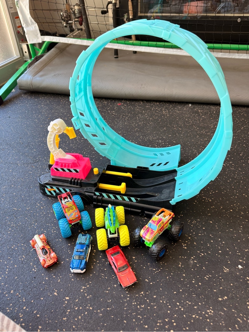Loop Ramp Stunt Playset with Aqua Loop and Assorted Toy Vehicles